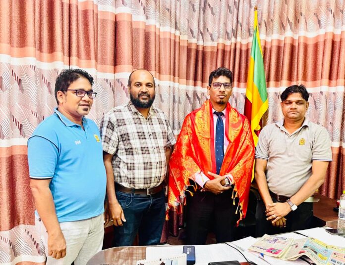 மூதூர் பிரதேச செயலாளருக்கு இலங்கை அரசாங்க பொது சேவைகள் சங்கத்தால் கௌரவம்!