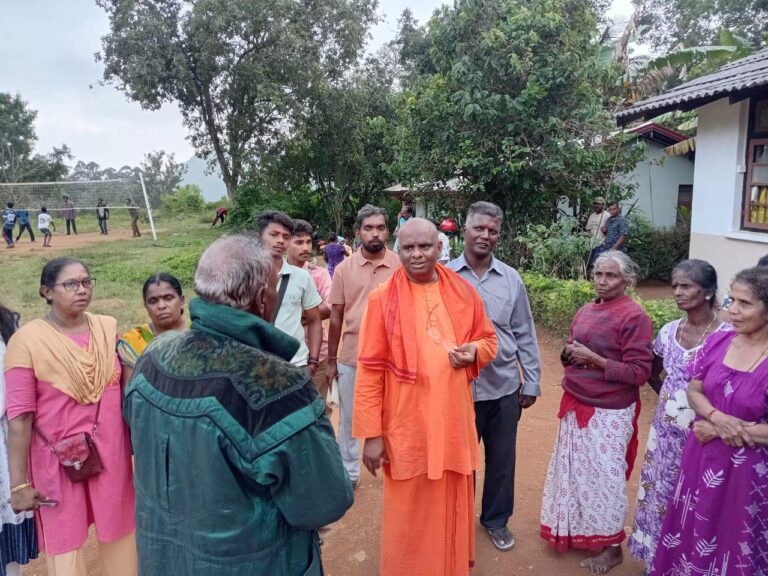 மலையத்தில் முகாமிட்டு மக்களுக்கு உதவும்  இ.கி.மிசன் சுவாமி நீலமாதவானந்தா ஜீ குழுவினர்