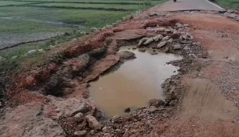 தம்பலகாமம் தாயிப் நகர் கோயிலடி வைத்தியசாலை வீதியை புனரமைக்க கோரிக்கை!