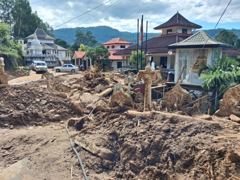 நடுநிசியில் கபளீகரமான றம்பொடகம குக்கிராமம்!!!
