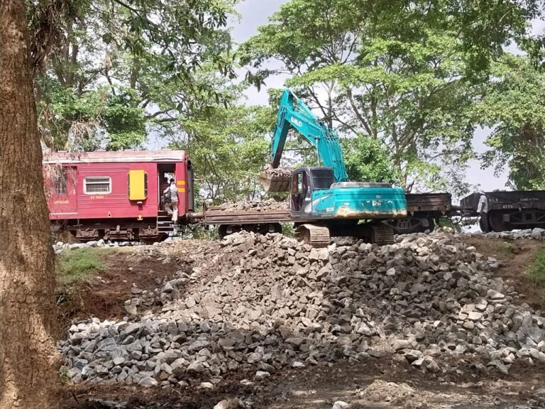 மன்னம்பிட்டி புகையிரத பாதைகள் திருத்த பணிகள் மும்முரமாக இடம் பெறுகின்றன!