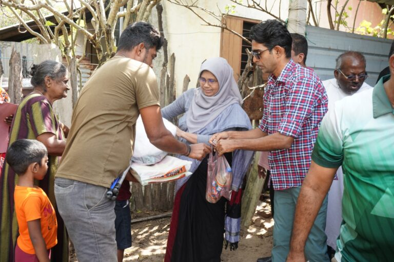 வெள்ள அனர்த்தத்தால் பாதிக்கப்பட்ட மக்களுக்கு கல்முனை RDHS மனிதாபிமான உதவி.