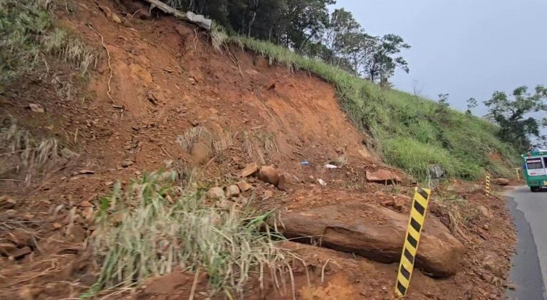 மலையகத்தில் வீதிக்கு எமனாகும் மண் சரிவுகள்