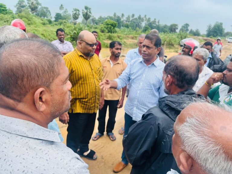 நஷ்டஈடு பெற்றுத் தருவதாக ஆதம்பாவா எம்.பி. விவசாயிகளிடம் உறுதியளிப்பு
