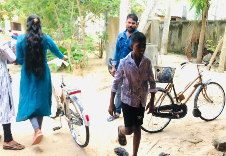 நீண்டதூரம் நடந்து பாடசாலை செல்லும் மாணவர்களுக்கு துவிச்சக்கரவண்டிகள்.  சமூக நலன்புரி நிறுவனத்தின் மகத்தான கல்விப்பணி