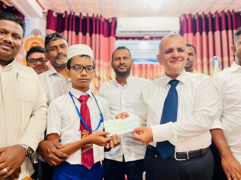 தன்னியக்க வெள்ள வீதித்தடை உபகரணத்தை கண்டுபிடித்த மாணவனுக்கு 50 ஆயிரம் ரூபாய் பரிசு