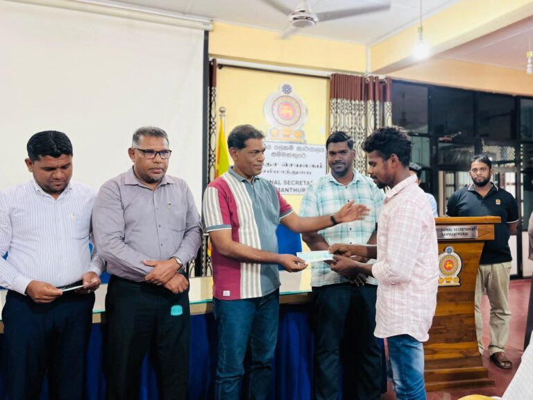 சம்மாந்துறையில் மக்கள் மீள குடியேற கொடுப்பனவு வழங்கி வைப்பு!