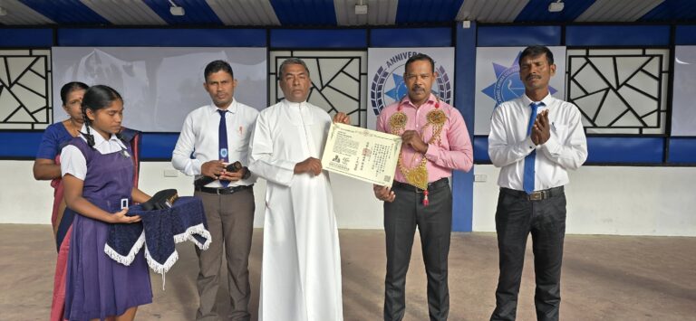 இணைபாடவிதானத்தில் சாதித்த கார்மேல் பத்திமா கல்லூரி உத்தியோகத்தருக்கு பாராட்டு