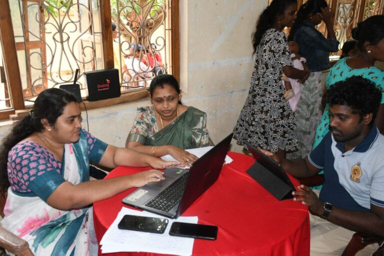 கிரான் பிரதேசத்தில் அனைத்து திணைக்களம் சார்  நடமாடும் சேவை!!