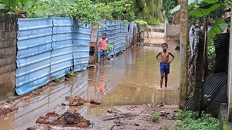 காற்றுச் சுழற்றி மழையால் களுவாஞ்சிகுடி பிரதேசம் வெள்ளத்தில்.