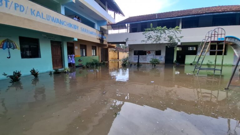 வெள்ளத்தில் மூழ்கியது களுவாஞ்சிக்குடி சரஸ்வதி வித்தியாலயம்.