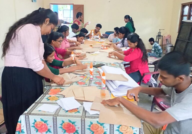 களுவாஞ்சிக்குடியில் கடதாசிகளை பயன்படுத்தி கைவினைப் பொருட்கள் தயாரிக்கும் பயிற்சிநெறி