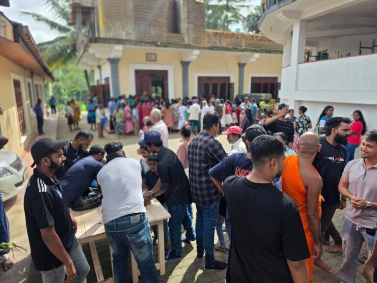 நாவலபிட்டி பல்லேகம மக்களுக்கு உணவு பொதிகள் வழங்கி வைப்பு