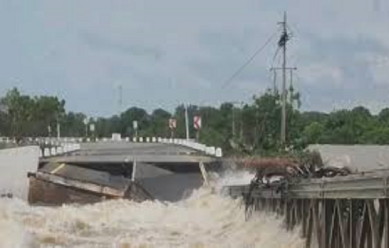 நாயாறு பகுதியில் உடைந்த இரண்டு பாலங்களில் ஒரு பாலம் மாத்திரமே நிறைவு!