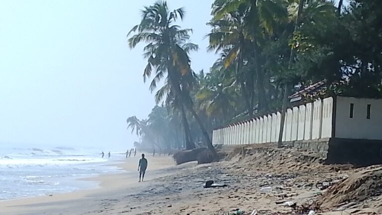 கடலலையில் சிக்கிய பொலிசார் கட்டிடம்!