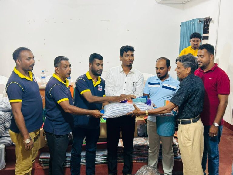 வெள்ள அனர்த்தத்தினால் பாதிக்கப்பட்ட மக்களுக்கு ஊடகவியலாலார்களால் நிவாரண பணி!