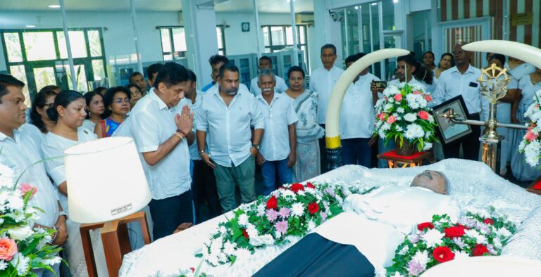 மறைந்த நந்தன குணதிலக்கவின் பூதவுடலுக்கு இறுதி  அஞ்சலி செலுத்திய  எதிர்க்கட்சித் தலைவர்