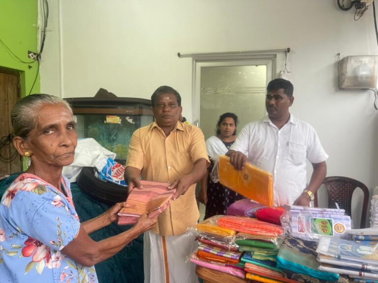 தைப்பொங்கல் பண்டிகையை முன்னிட்டு காரைதீவில் புத்தாடைகள் வழங்கி வைப்பு!