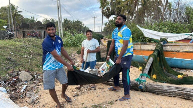 காரைதீவில் சுயமாக கடற்கரையை சுத்தம் செய்யும் விளையாட்டு வீரர்கள்!