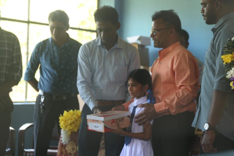 டித்வா பேரிடரால் பாதிக்கப்பட்ட மன்னம்பிட்டி மாணவர்களுக்கு பாதணிகள்