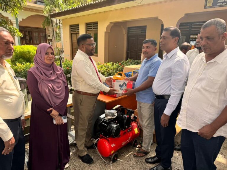 நிந்தவூரில் சமூர்த்தி பயனாளிகளுக்கு வாழ்வாதார தொழில் ஊக்குவிப்பு உபகரணங்கள் வழங்கல்