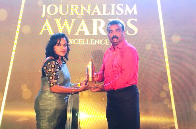 மருத்துவ கட்டுரைக்கான சிறந்த பத்திரிகையாளர் விருதை மட்டு.துஷாரா பெற்றுக் கொண்டார்.