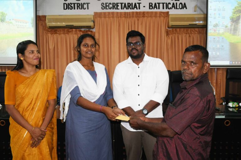 கந்தசாமி பிரபு அவர்களினால் பயனாளிகளுக்கு காசோலை வழங்கி வைப்பு!