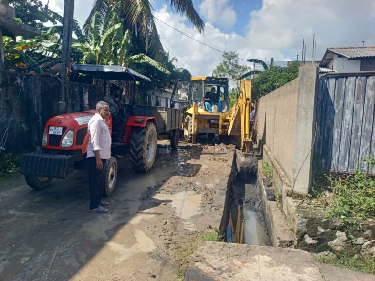 அக்கரைப்பற்று பிரதேச சபையின் மக்கள் பங்களிப்புடனான வீதி சீரமைப்பு நடவடிக்கை