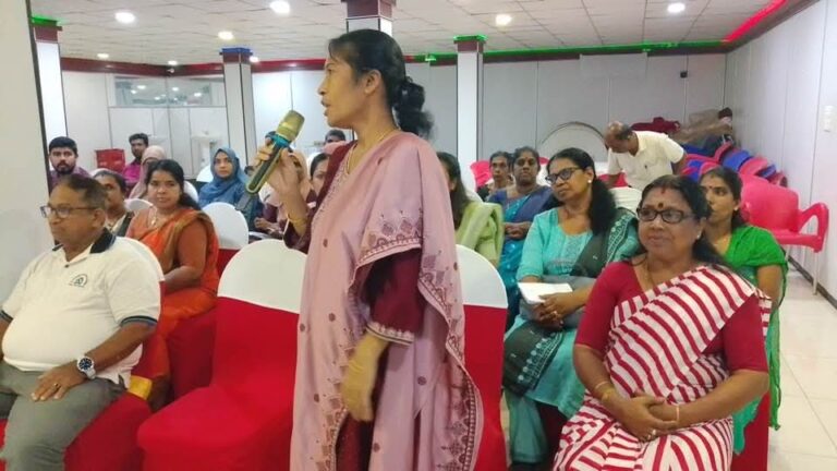 பாடசாலை  கல்வி திட்டத்தில் மனித உரிமை கல்வியினை உட்புகுத்த வேண்டும்.