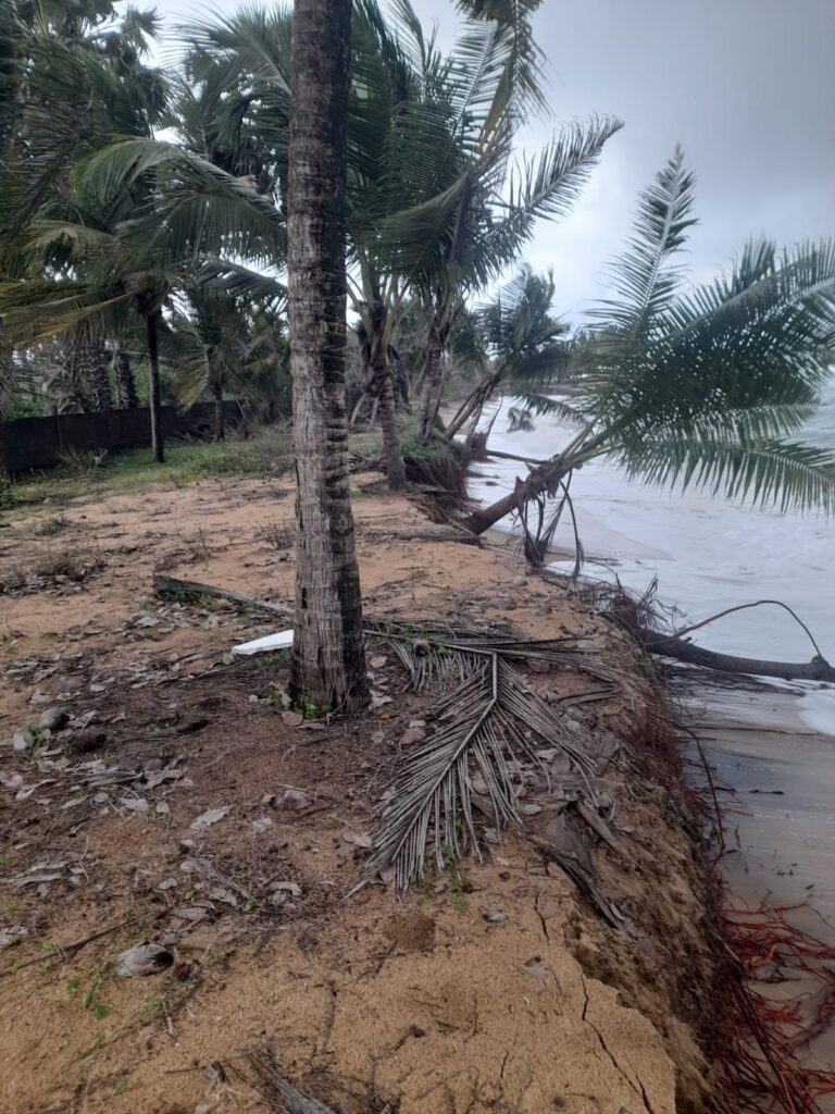 அம்பாறையில் இயற்க்கை சூழல் காரணமாக பல இடங்களில் கடல் அரிப்பு!