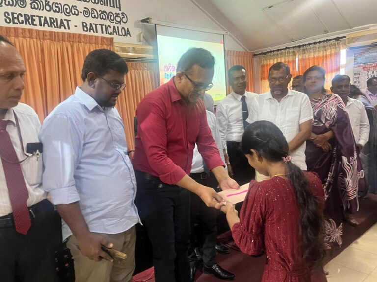 சொந்தமாக இருக்க இடம் – அழகான வாழ்க்கை – மட்டக்களப்பில் காசோலை வழங்கல்