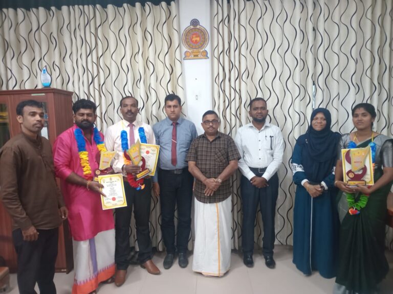 காரைதீவு பிரதேசத்தில் மூன்று கலைஞர்களுக்கு சுவதம் விருது வழங்கி கௌரவிக்கப்பட்டது.