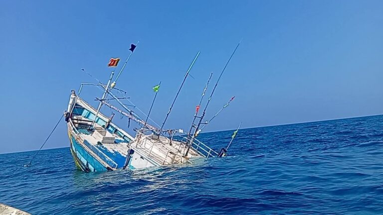 சாய்ந்தமருது  கடலில் மூழ்கிய ஆழ்கடல் இயந்திரப்படகு