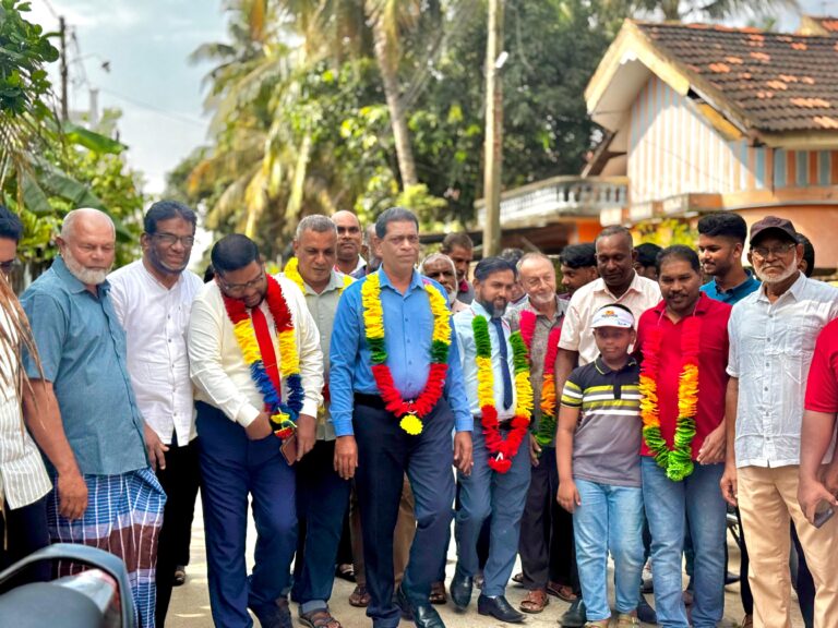 நிந்தவூர் இமாம் றூமி வீதியின் காபர்ட் இடும் பணி ஆதம்பாவா எம்.பி.யினால் ஆரம்பித்து வைப்பு!