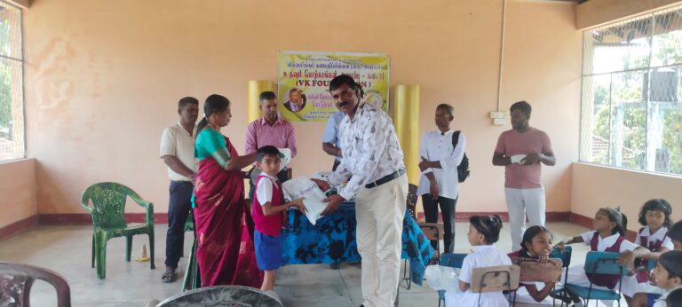 இன்று உதவும் பொற் கரங்கள் பெரியகல்லாறு மாணவர்களுக்கு பாதணிகள் வழங்கிவைப்பு