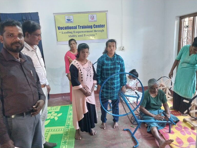 மாற்றுத்திறனாளிகளுக்கான நெசவு பயிற்சி!