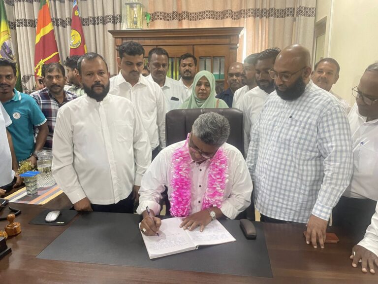 நிந்தவூர் பிரதேச சபையின் புதிய  தவிசாளராக சட்டத்தரணி   றியாஸ் ஆதம் தெரிவு