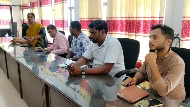 நாவிதன்வெளியில் புதிய வீட்டுக்கான காசோலைகள் வழங்கி வைப்பு.