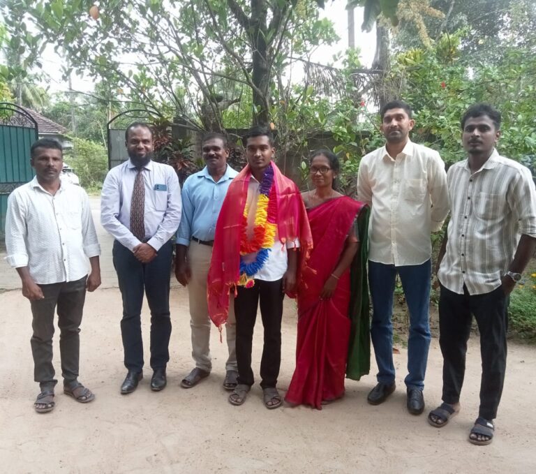 நாவிதன்வெளியில் மருத்துவதுறைக்கு தெரிவான மாணவனுக்கு கௌரவம்