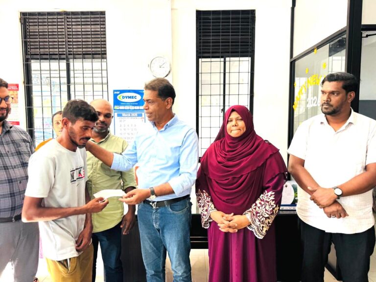 டித்வா (Ditwa) புயலினால்  பாதிக்கப்பட்ட கால்நடை பண்ணையாளர்களுக்கு  ஆதம்பாவா எம்.பி.யினால் வழங்கி வைப்பு