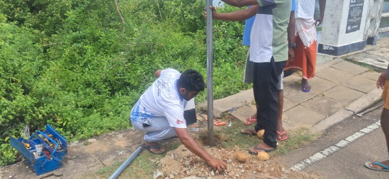 கோமாரி பாலத்தடியில் முதன்முதலாக இரண்டு சூரிய மின் விளக்குகள்