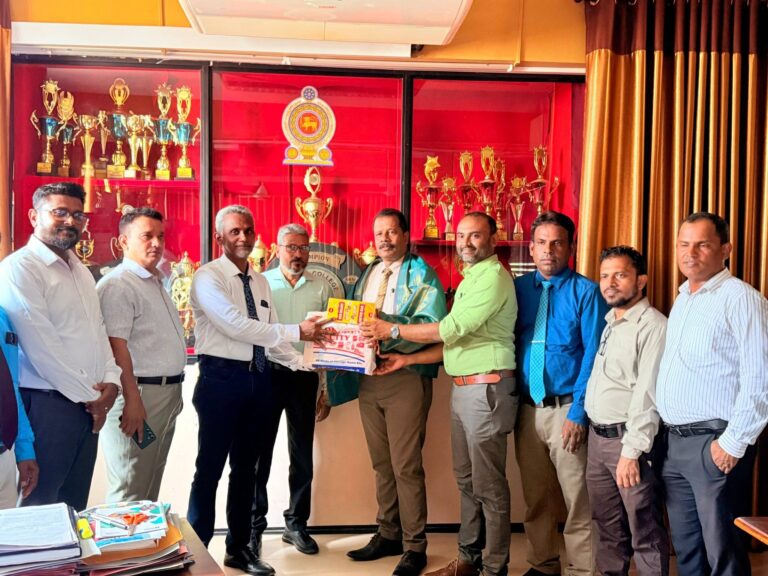 சிறந்த பெறுபேறுகளை பெற்ற கல்முனை சாஹிறா தேசிய பாடசாலை அதிபருக்கு பாடசாலையில் கெளரவிப்பு