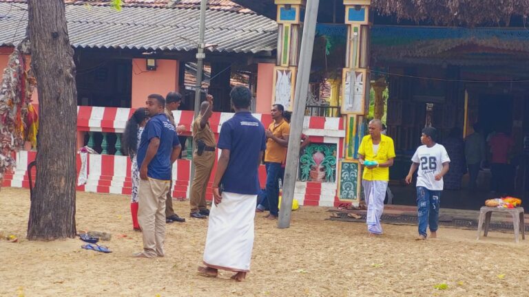 குரங்குகளின் ஆக்கிரமிப்பால் திணறும்  குமரன் ஆலயம்!