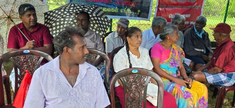 தமது காணிகளை விடுவிக்க கோரி கொட்டும் மழையிலும் போராட்டத்தில் ஈடுபட்ட மக்கள்!