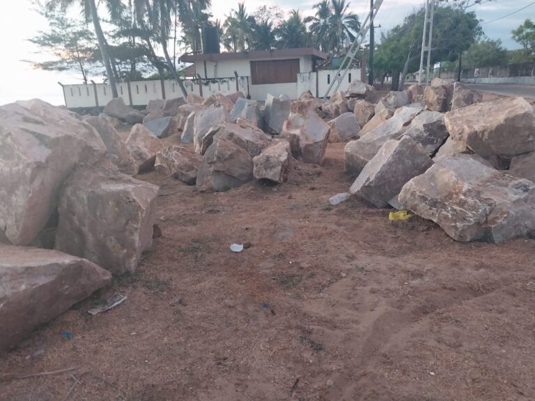 கடலரிப்பை தடுப்பதில் ஏன் இந்த பாரபட்சம் ? காரைதீவு தவிசாளர் பாஸ்கரன் காட்டம் .