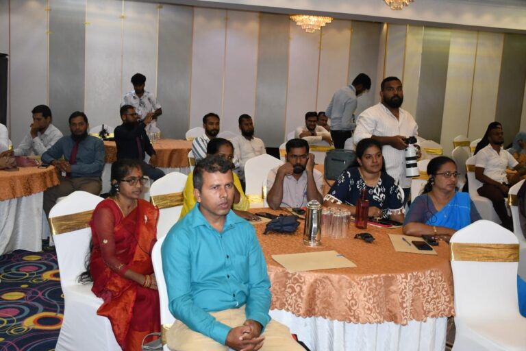 குச்சவெளி பாலத்தில்  கதிர்காம பாதயாத்திரீகர்கள்