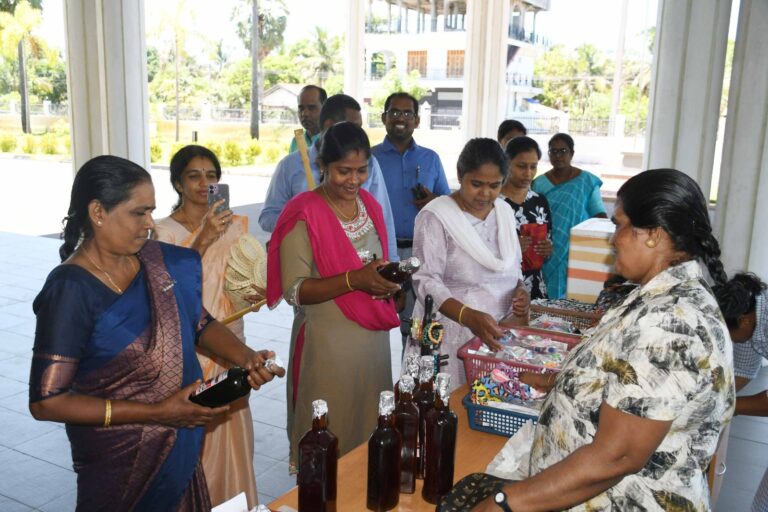 புதிய  மாவட்ட செயலக வளாகத்தில் மட்டக்களப்பு உள்ளூர் உற்பத்தியாளர்களின் விற்பனைக்கண்காட்சி