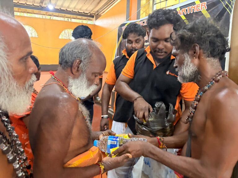 பாதயாத்திரிகர்களுக்கு வெற்றியின் கரங்கள் உணவுப் பொதிகள் வழங்கிவைப்பு!