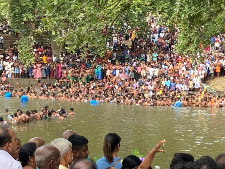 லட்சக்கணக்கான அடியார்களின் அரோஹரா கோஷம்விண்ணைத்தொட கதிர்காமக்கந்தன் தீர்த்தமாடினார்
