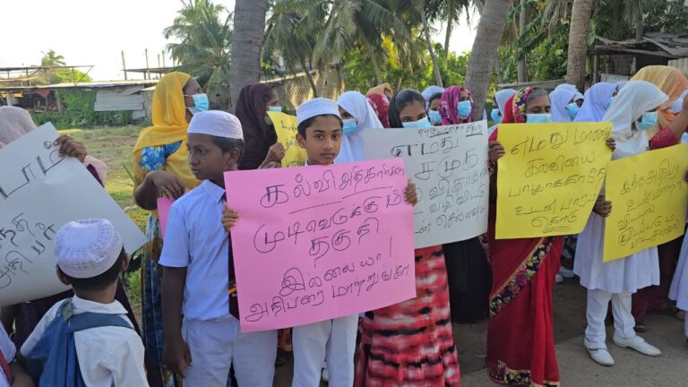 மன்னார் அல்-அஸ்ஹர் ம.வி தேசிய பாடசாலை அதிபரை மாற்றக்கோரி தொடர் போராட்டம்